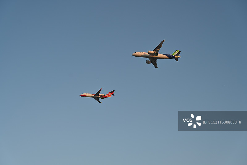 国产客机C919和ARJ21首次双机编队飞行表演图片素材