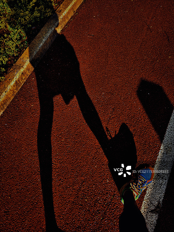 人的一只脚及影子图片素材