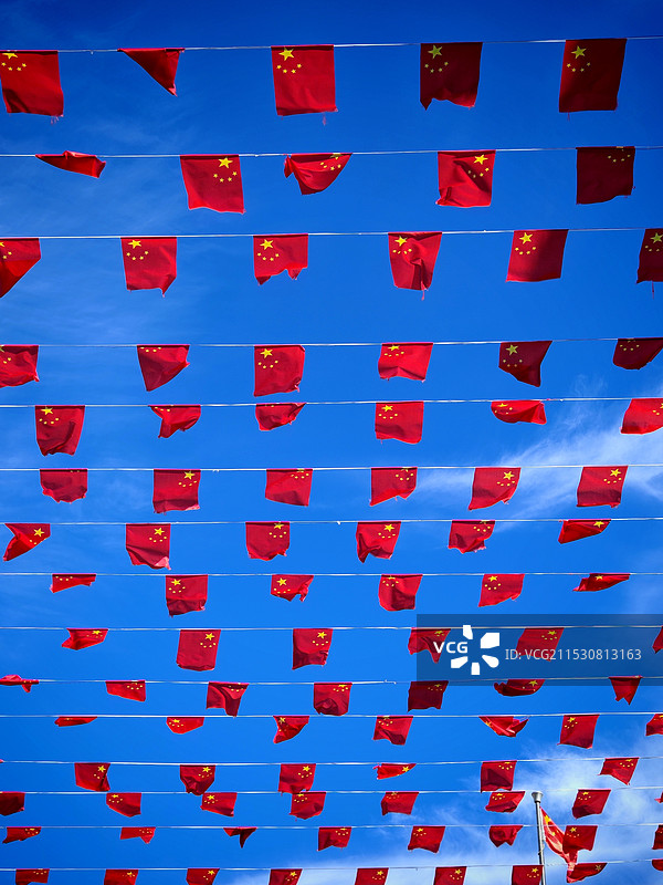 蓝色天空下五星红旗的低角度视图图片素材