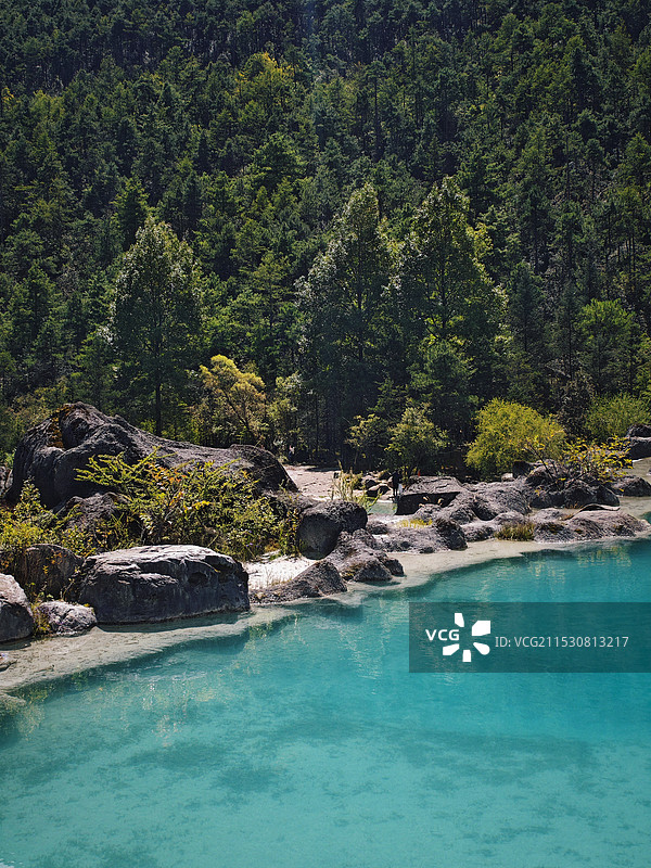 林间河流穿石景观 蓝月谷图片素材