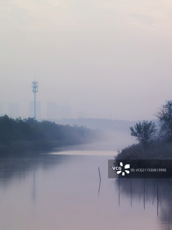 雾中的小河图片素材