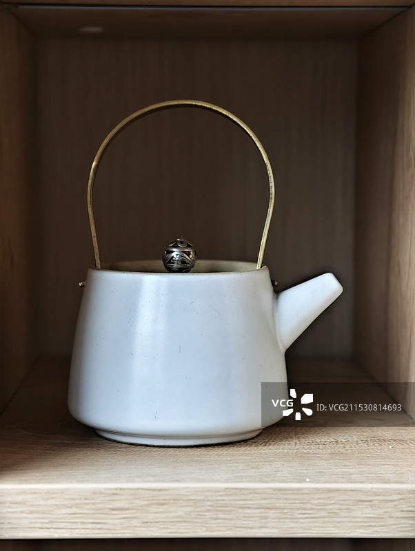 桌子上的水壶特写镜头图片素材