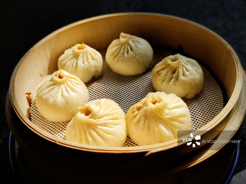 喉口馒头：桌上食物高视角特写镜头图片素材