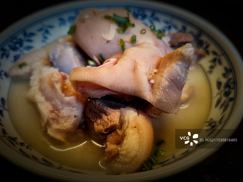 文武金银蹄：桌上食物（猪蹄）高视角特写镜头图片素材