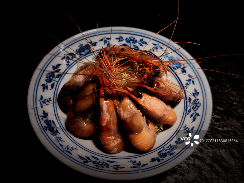 花雕熟醉沼虾：盘子里食物高视角特写镜头图片素材