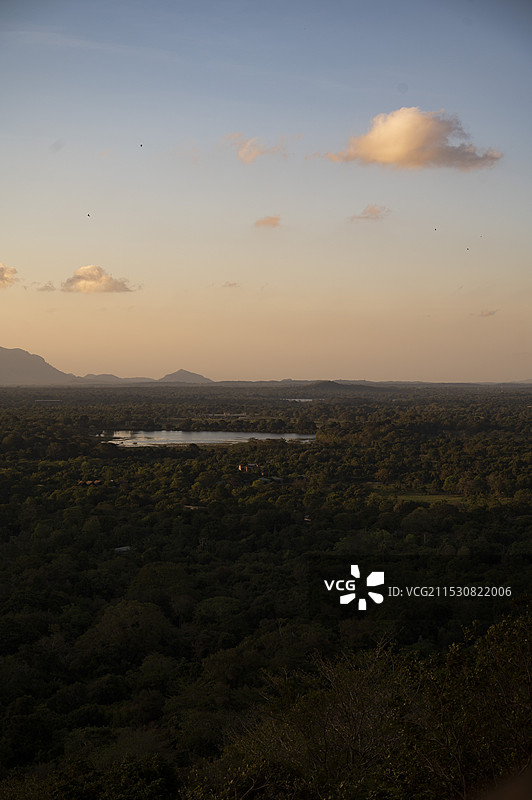 狮子岩上的云与湖图片素材