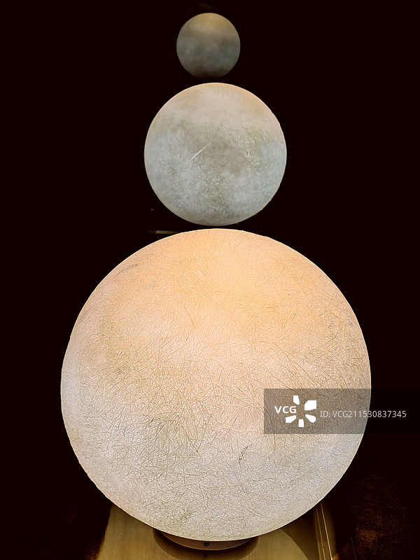 黑色背景下的石头特写镜头图片素材