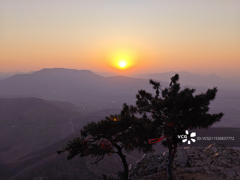 冬天冬至节气，莒县屋楼崮山顶看日出图片素材