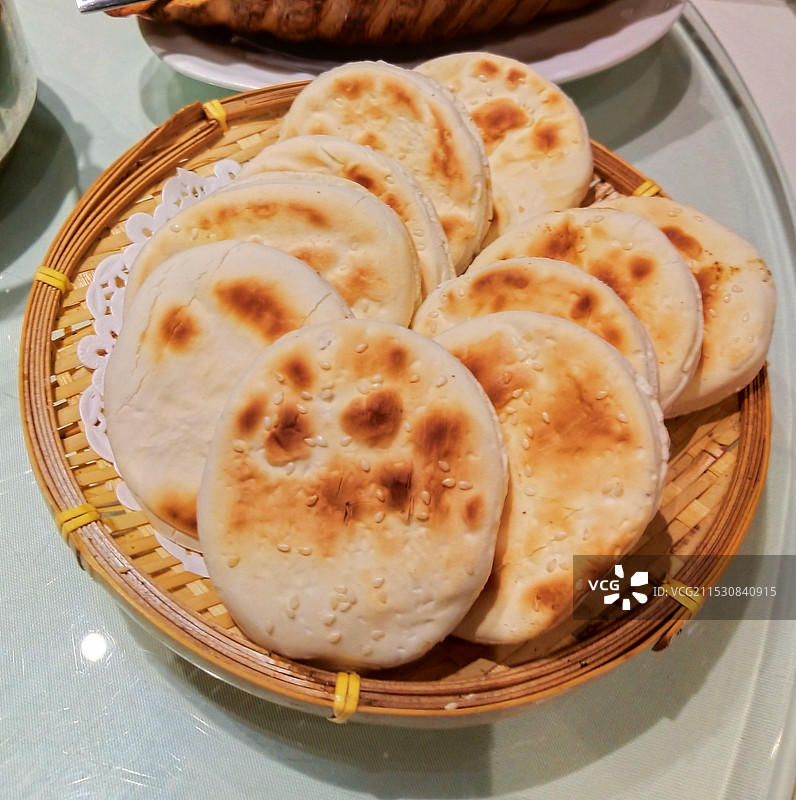 餐桌上盘子中火烧的高角度视图图片素材