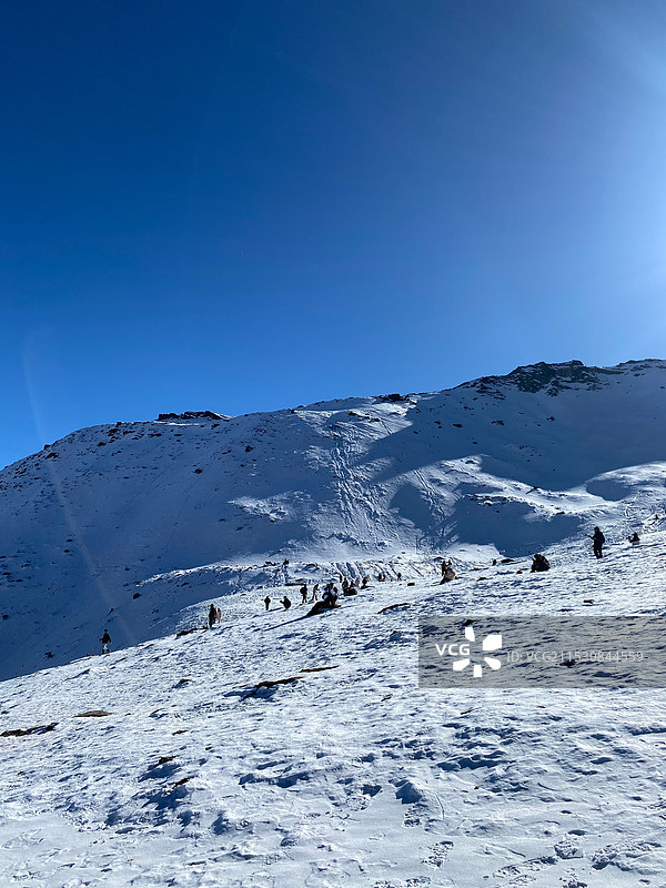 人群在雪山上玩耍图片素材