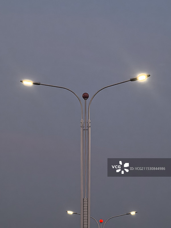 夜空照明路灯的低角度视图图片素材