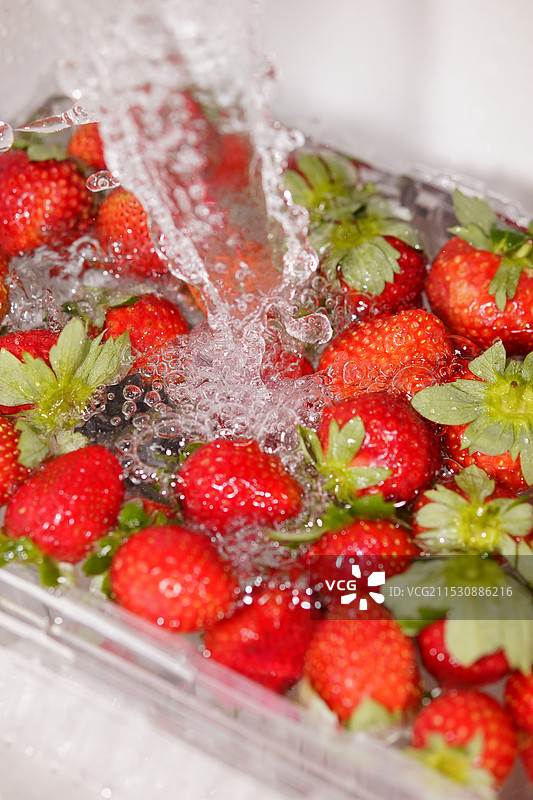 洗草莓图片素材