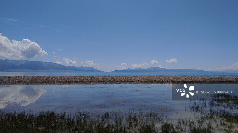 赛里木湖蓝天白云图片素材