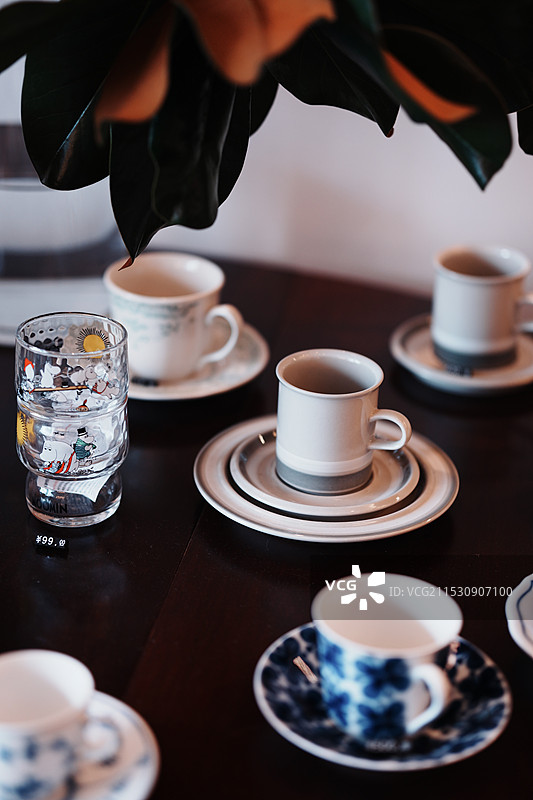 桌上咖啡杯特写镜头图片素材