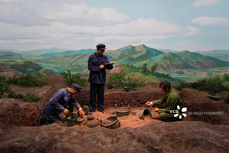 考古 文物发掘  1973年喀左北洞2号坑青铜器窖藏发掘现场复原 辽宁省博物馆图片素材