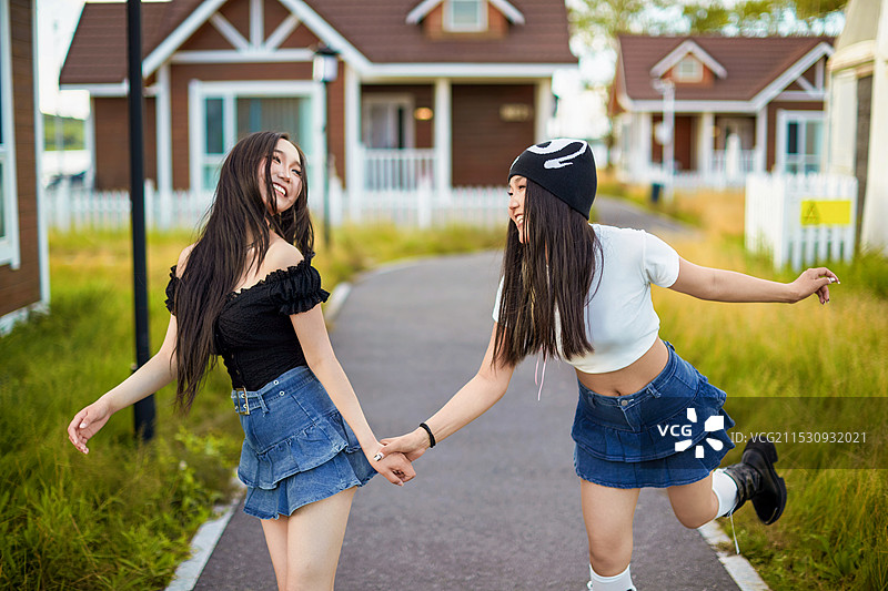 在户外游玩拍照亲密无间的闺蜜图片素材