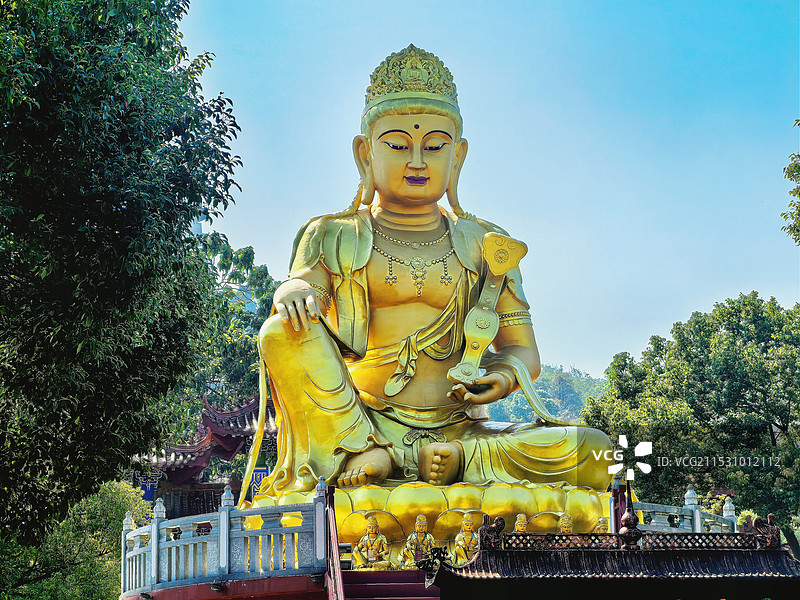 湖南岳阳圣安古寺室外大佛图片素材