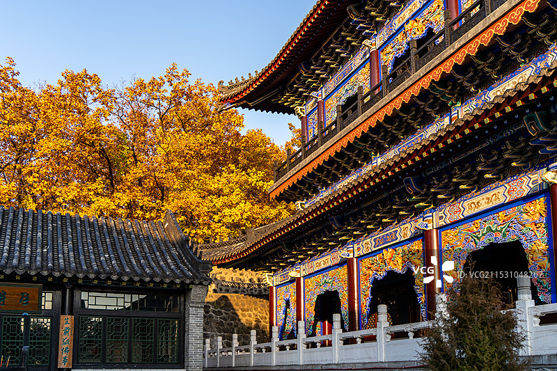 深秋时节药泉山风景区的钟灵寺图片素材
