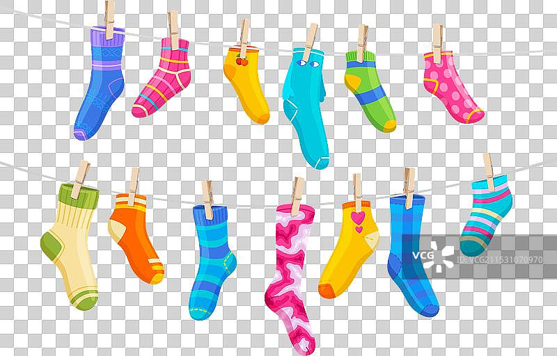 晾衣绳上挂着袜子和衣夹的鞋子图片素材