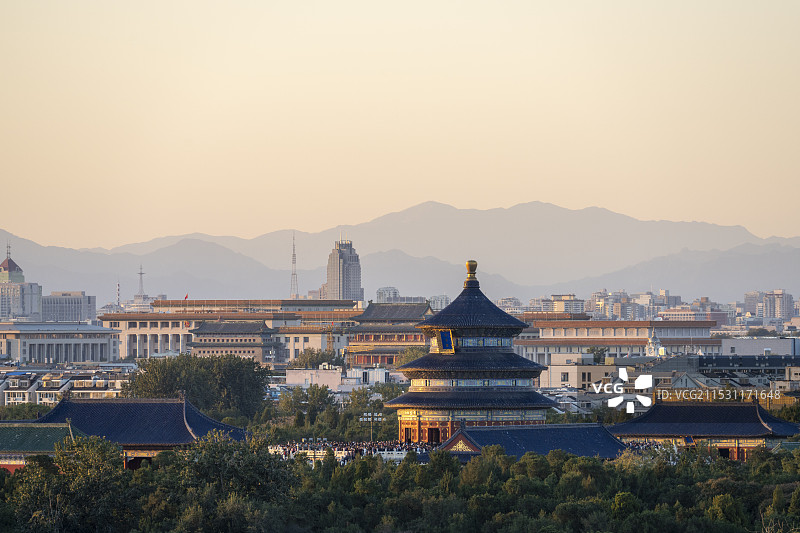 秋天日落时分北京天坛祈年殿和前门城楼同框，北京城市天际线风光图片素材
