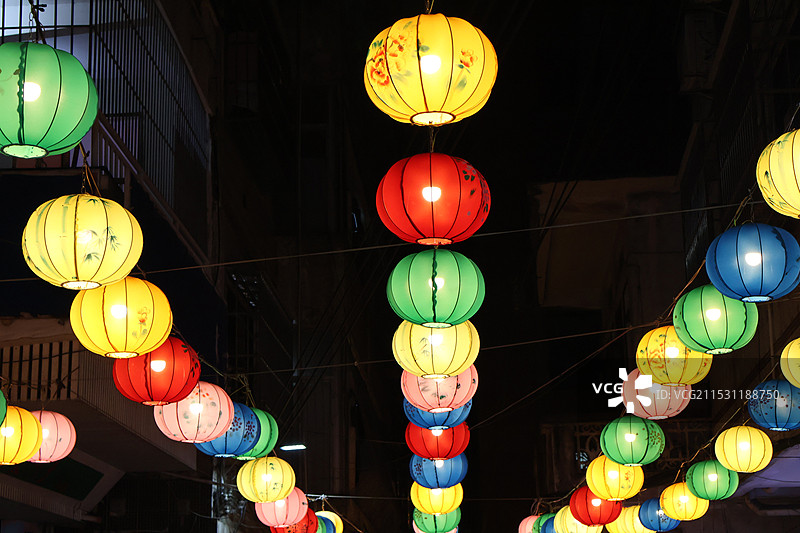 海南海口府城文庄路鼓楼街元宵节换花节张灯结彩明灯三千花开满城灯笼图片素材