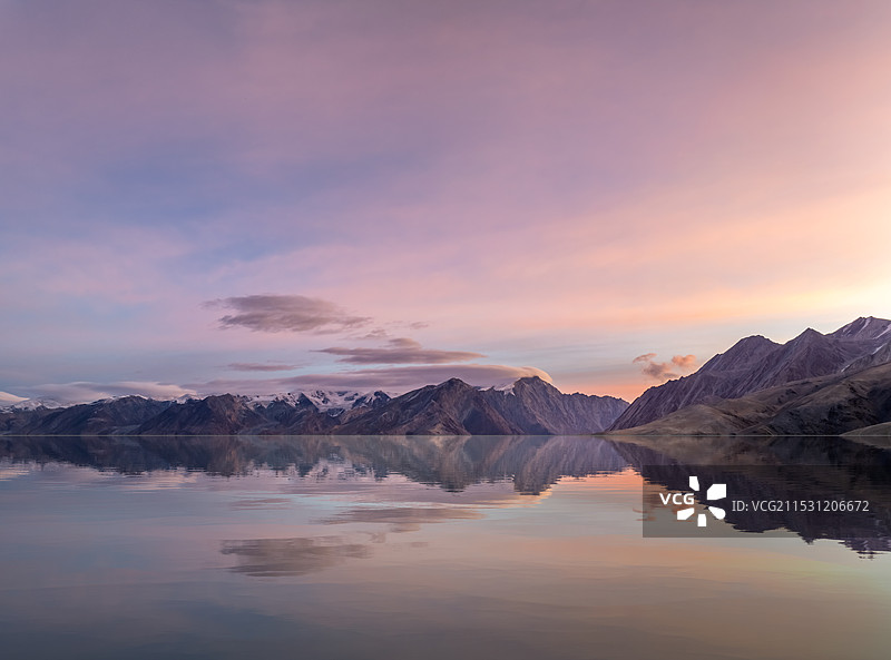 帕米尔高原上的雪山上的帽子云，日照金山图片素材