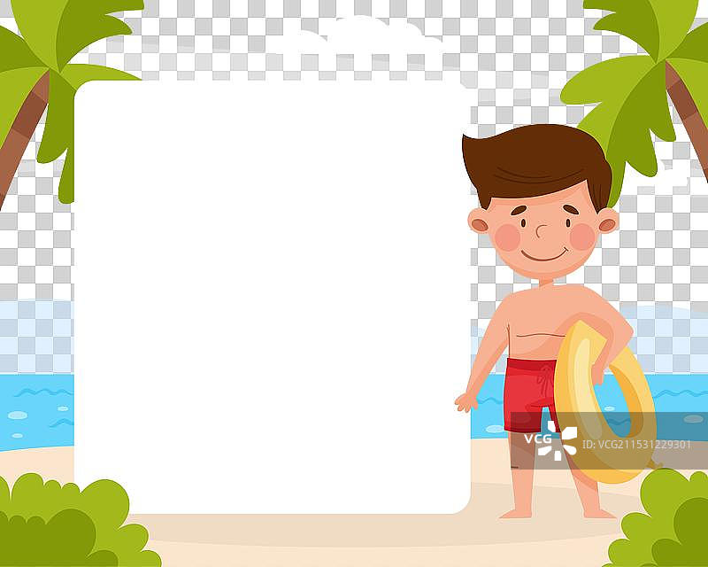 快乐的男孩在海边玩橡皮圈图片素材