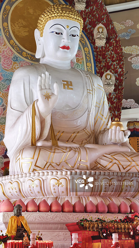 庙中佛像的低角度视图图片素材