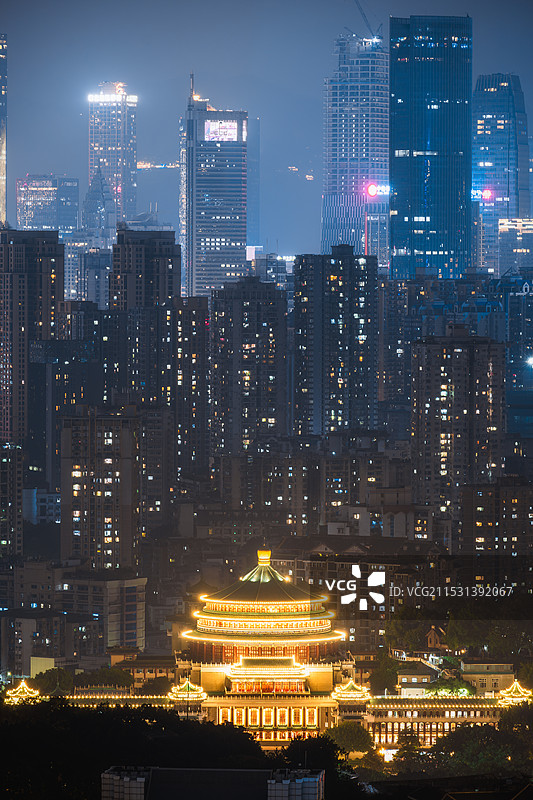 夜雾下的重庆人民大礼堂图片素材