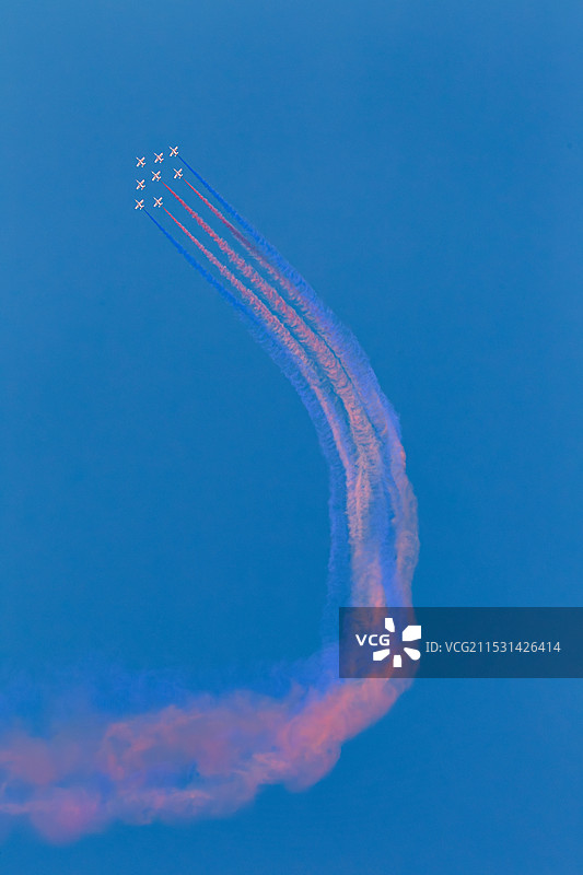 起舞蓝天图片素材