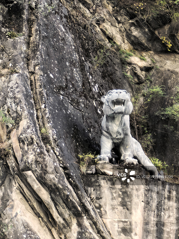 虎啸（岩石上的雕塑）图片素材