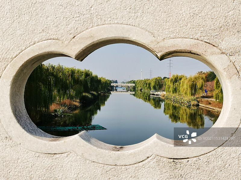 桥洞中的护城河风光图片素材