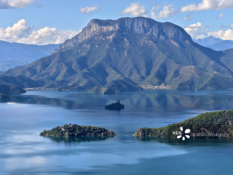 蓝天映衬下的湖光山色图片素材