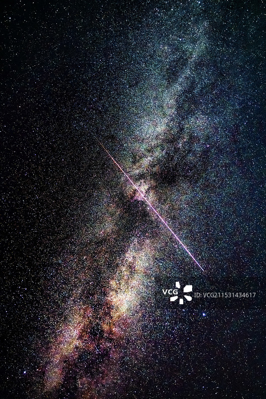 夜间星场的流星穿梭图片素材
