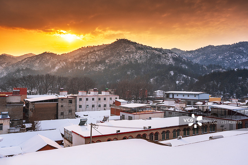 冬天雪后日落时城镇及群山景观图片素材
