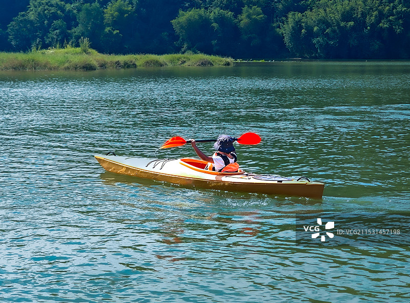 荡舟湖上图片素材