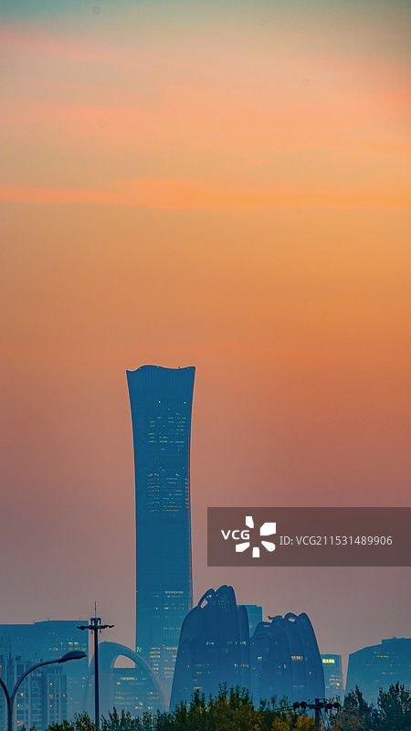 弯钩银月伴高楼-中信大厦图片素材