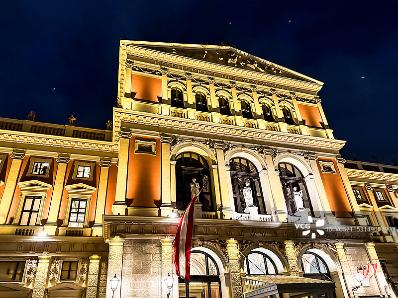 夜幕下的维也纳金色大厅图片素材
