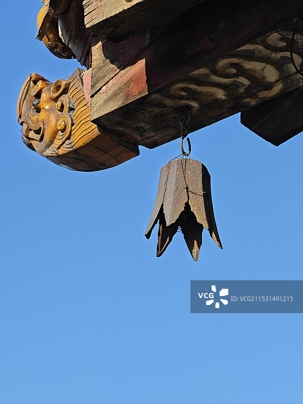 晴朗蓝天下的建筑低角度视图图片素材