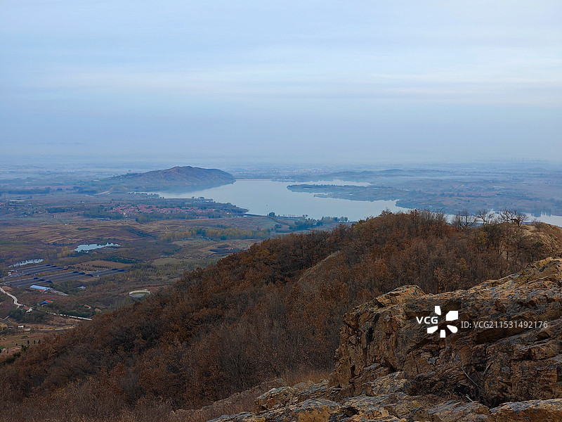 冬天立冬节气，莒县屋楼崮山顶看日出，山谷里轻雾图片素材