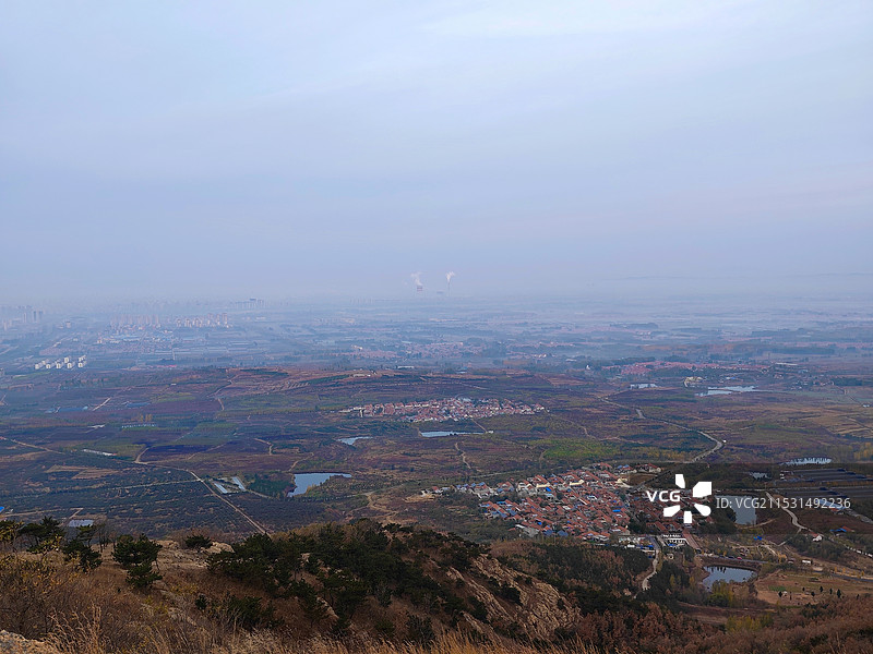 冬天立冬节气，莒县屋楼崮山顶看日出，山谷里轻雾图片素材