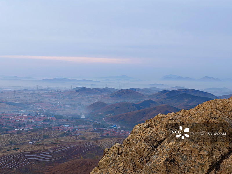 冬天立冬节气，莒县屋楼崮山顶看日出，山谷里轻雾图片素材