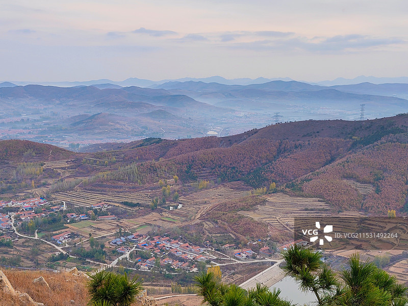 冬天立冬节气，莒县屋楼崮山顶看日出，山谷里轻雾图片素材