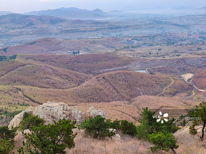 冬天立冬节气，莒县屋楼崮山顶看日出，山谷里轻雾图片素材