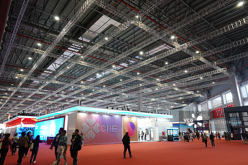第七届中国国际进口博览会，国家馆展厅内部低视角图片素材