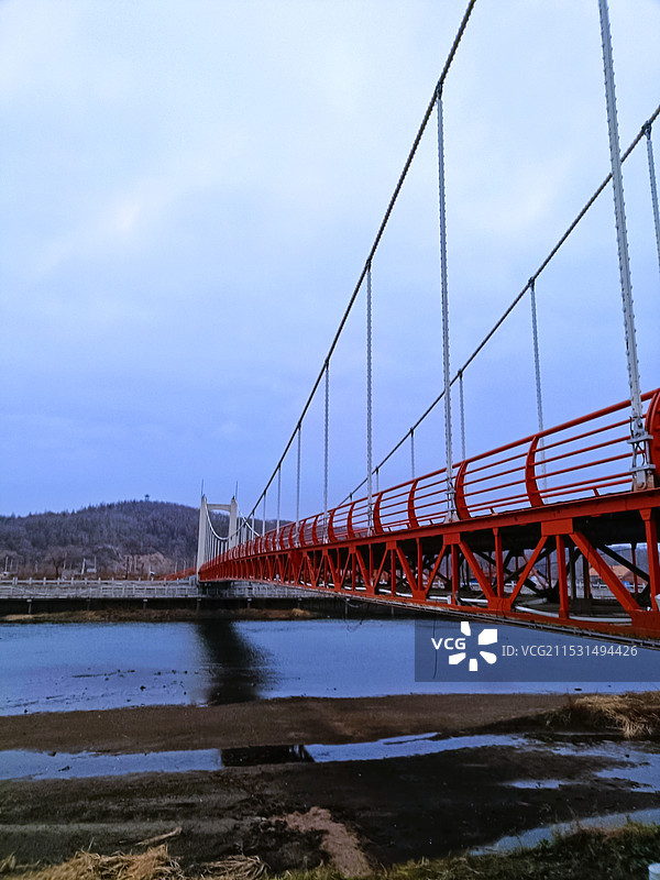 多云天空下的吊桥图片素材