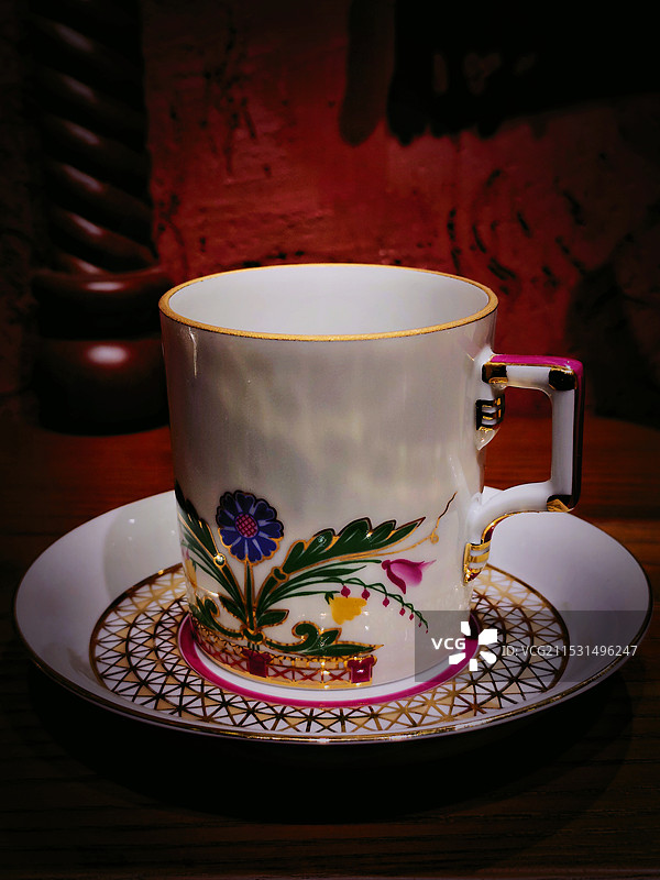 童话色彩的瓷器工艺品瓷摆件瓷工艺杯的特写镜头图片素材