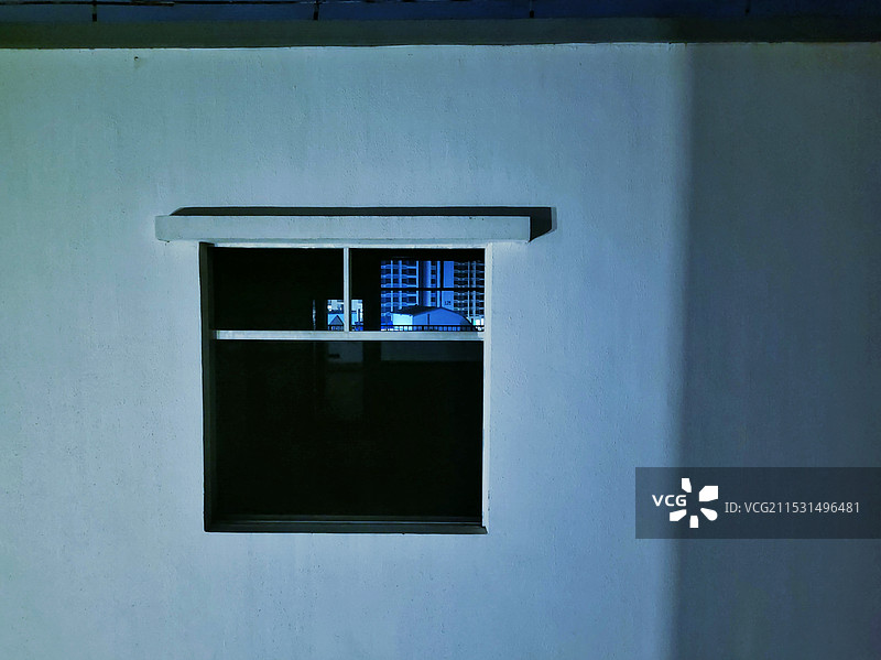 墙上窗户的低角度视图图片素材