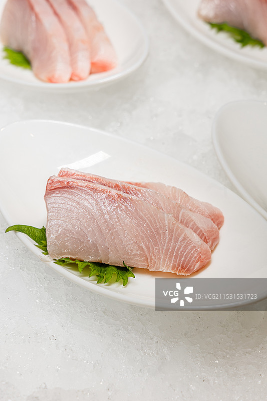 三文鱼金枪鱼刺身厚切日料鲜美北极贝蓝鳍金枪鱼图片素材