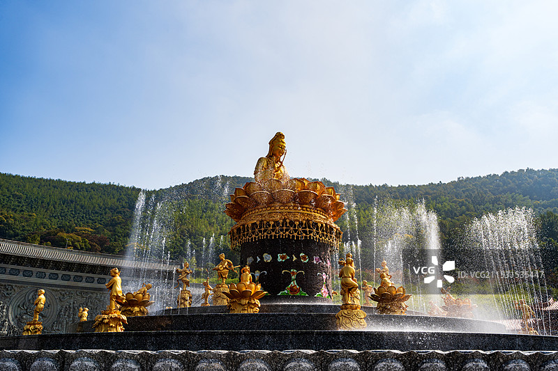 南京东庐山观音寺观音广场上净瓶观音和童子像图片素材